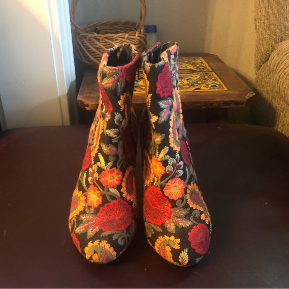 Floral heeled boots in women’s size 7/12 - Picture 1 of 2